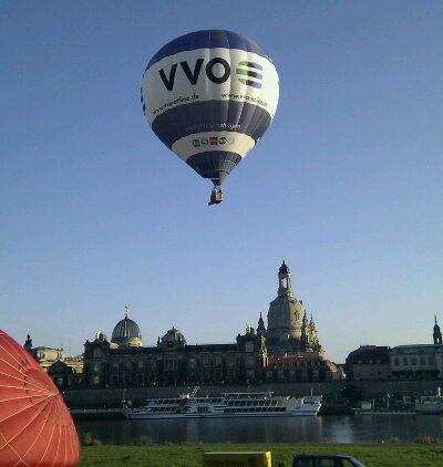 Heißluftballon mit Dresden als Kulisse